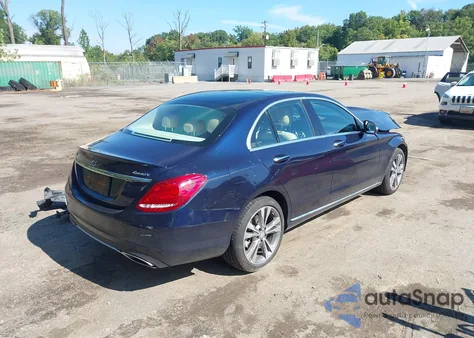 2015 Mercedes-Benz C 300 4Matic z USA, uszkodzony, nr VIN 55SWF4KB9FU066232